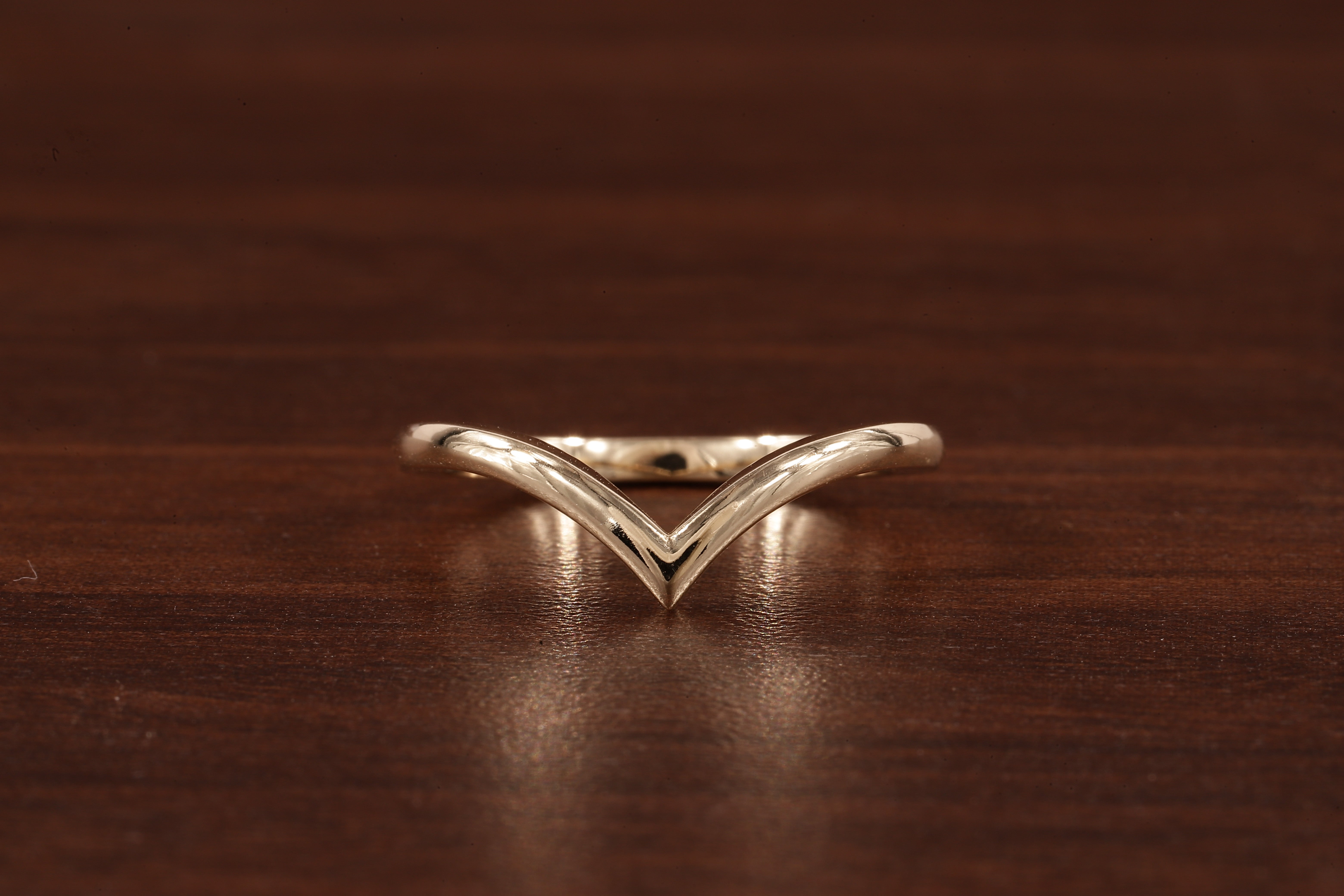 Wedding band women Minimalist 18k gold ring Unique Curved Yellow gold wedding ring