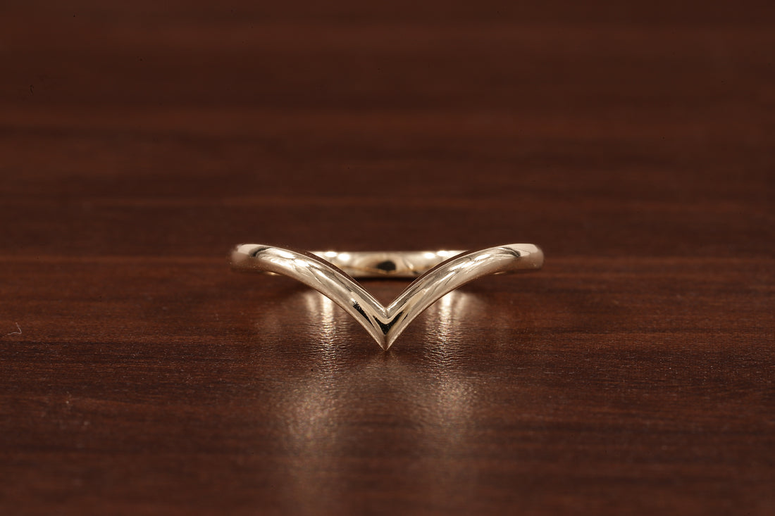 Wedding band women Minimalist 18k gold ring Unique Curved Yellow gold wedding ring