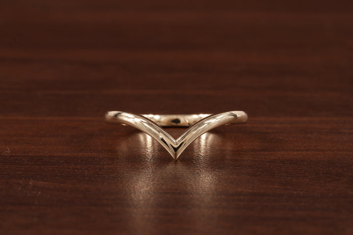 Wedding band women Minimalist 18k gold ring Unique Curved Yellow gold wedding ring