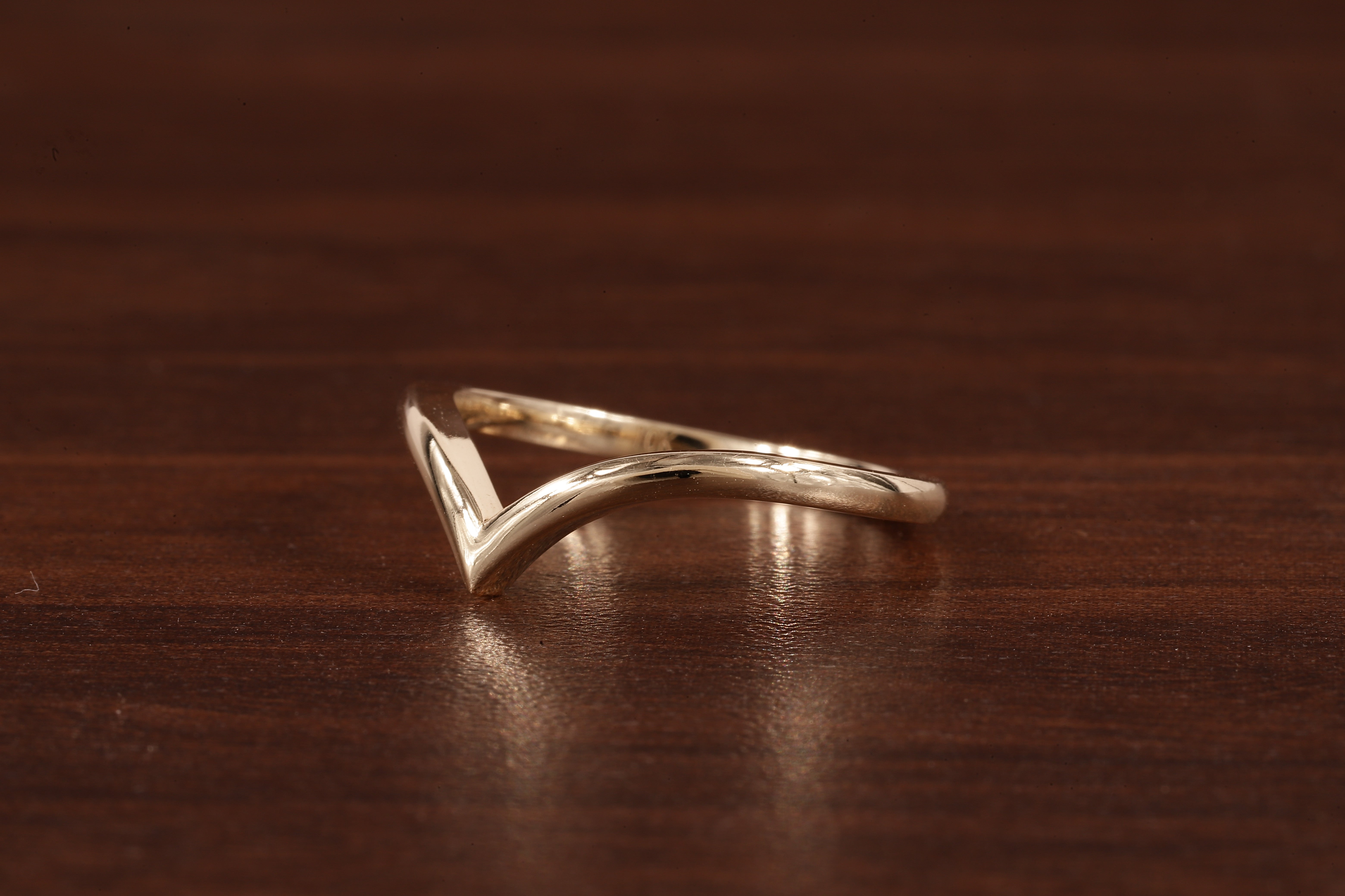 Wedding band women Minimalist 18k gold ring Unique Curved Yellow gold wedding ring