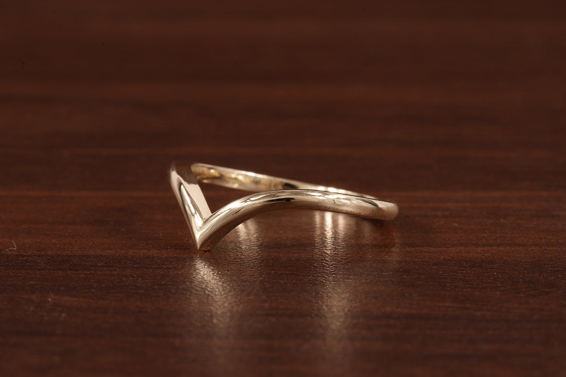 Wedding band women Minimalist 18k gold ring Unique Curved Yellow gold wedding ring