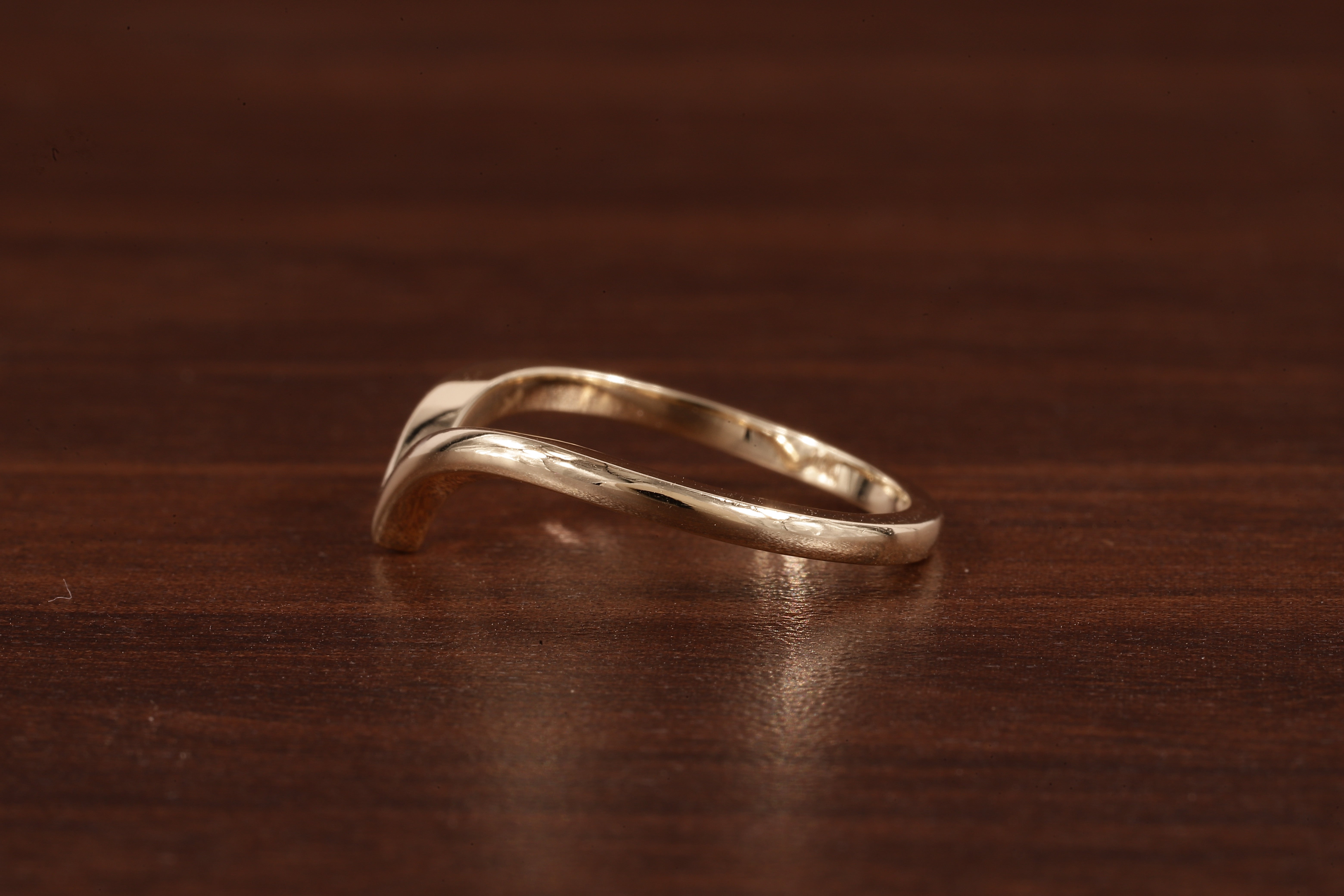 Wedding band women Minimalist 18k gold ring Unique Curved Yellow gold wedding ring