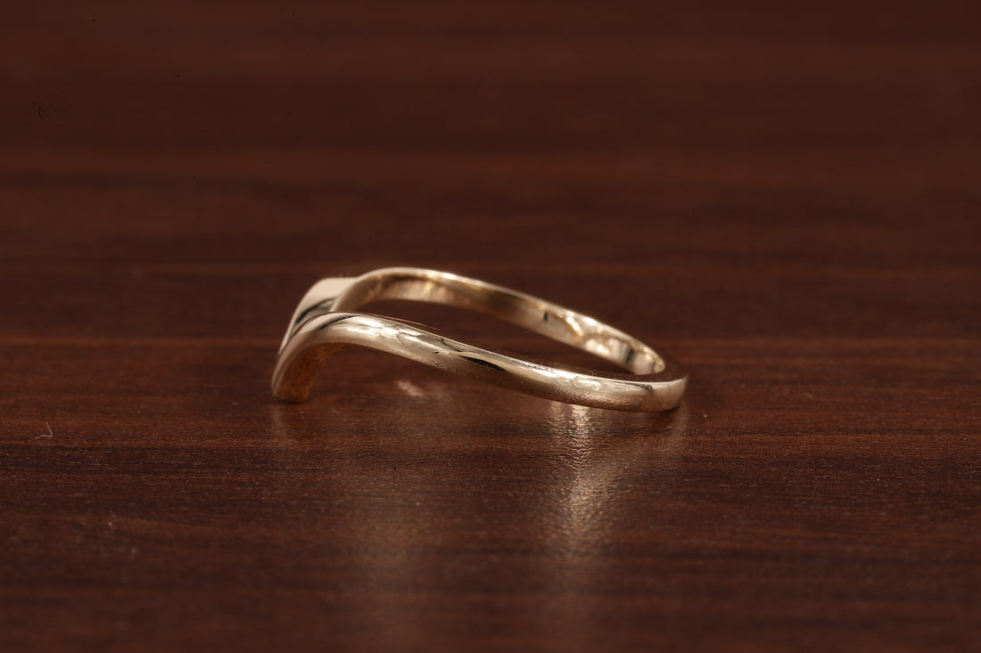 Wedding band women Minimalist 18k gold ring Unique Curved Yellow gold wedding ring