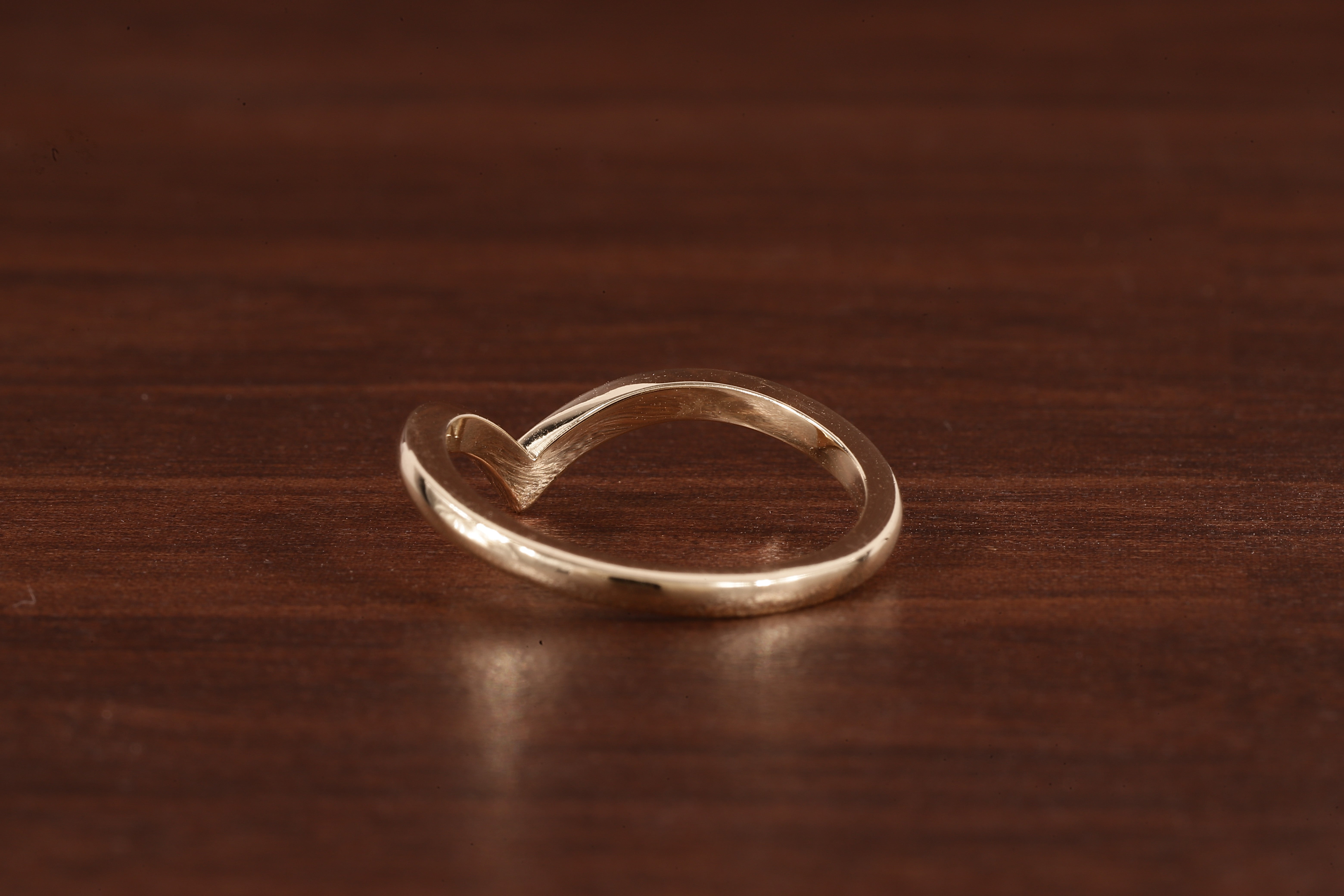 Wedding band women Minimalist 18k gold ring Unique Curved Yellow gold wedding ring