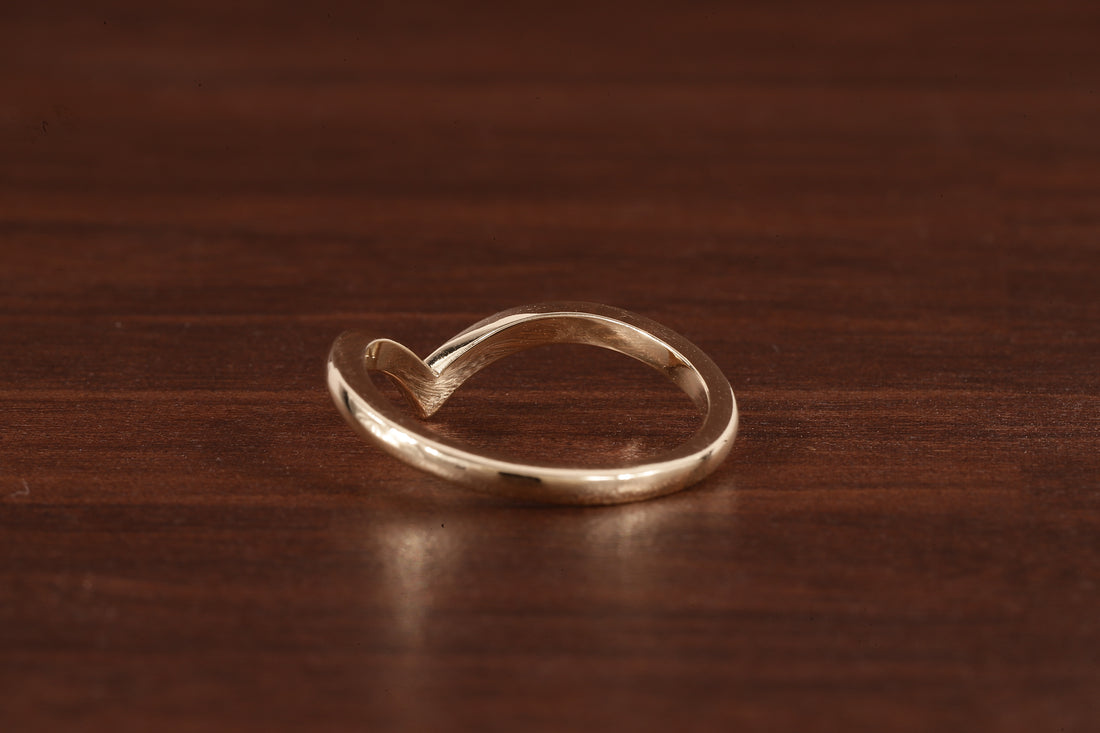 Wedding band women Minimalist 18k gold ring Unique Curved Yellow gold wedding ring