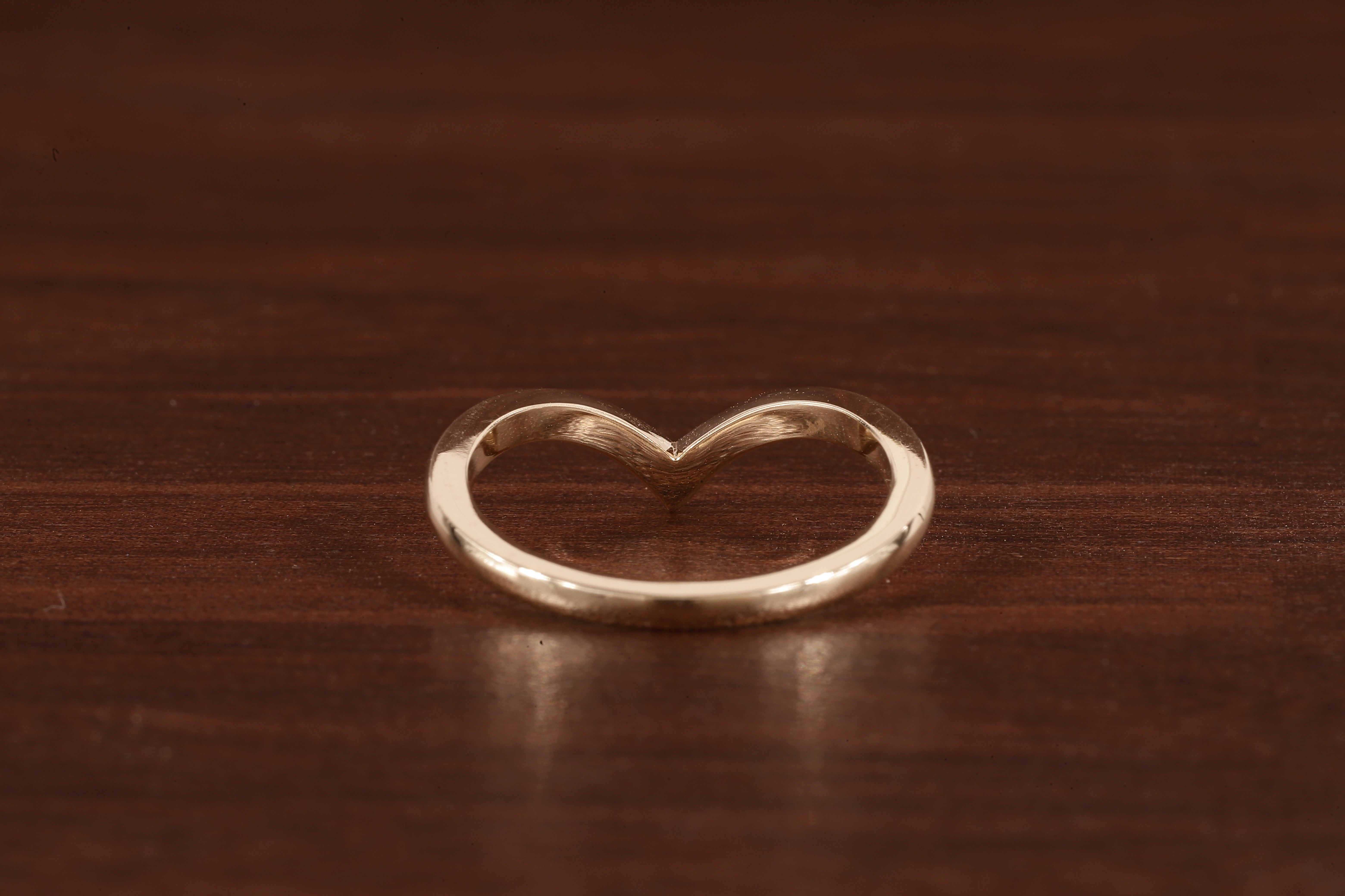 Wedding band women Minimalist 18k gold ring Unique Curved Yellow gold wedding ring