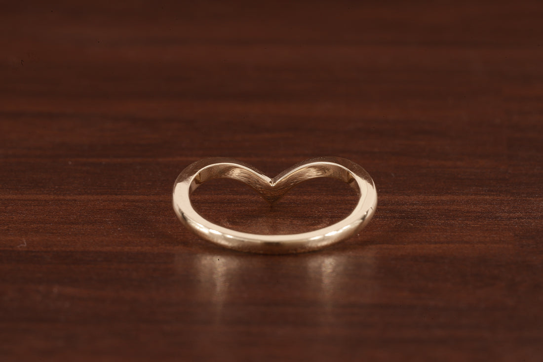 Wedding band women Minimalist 18k gold ring Unique Curved Yellow gold wedding ring