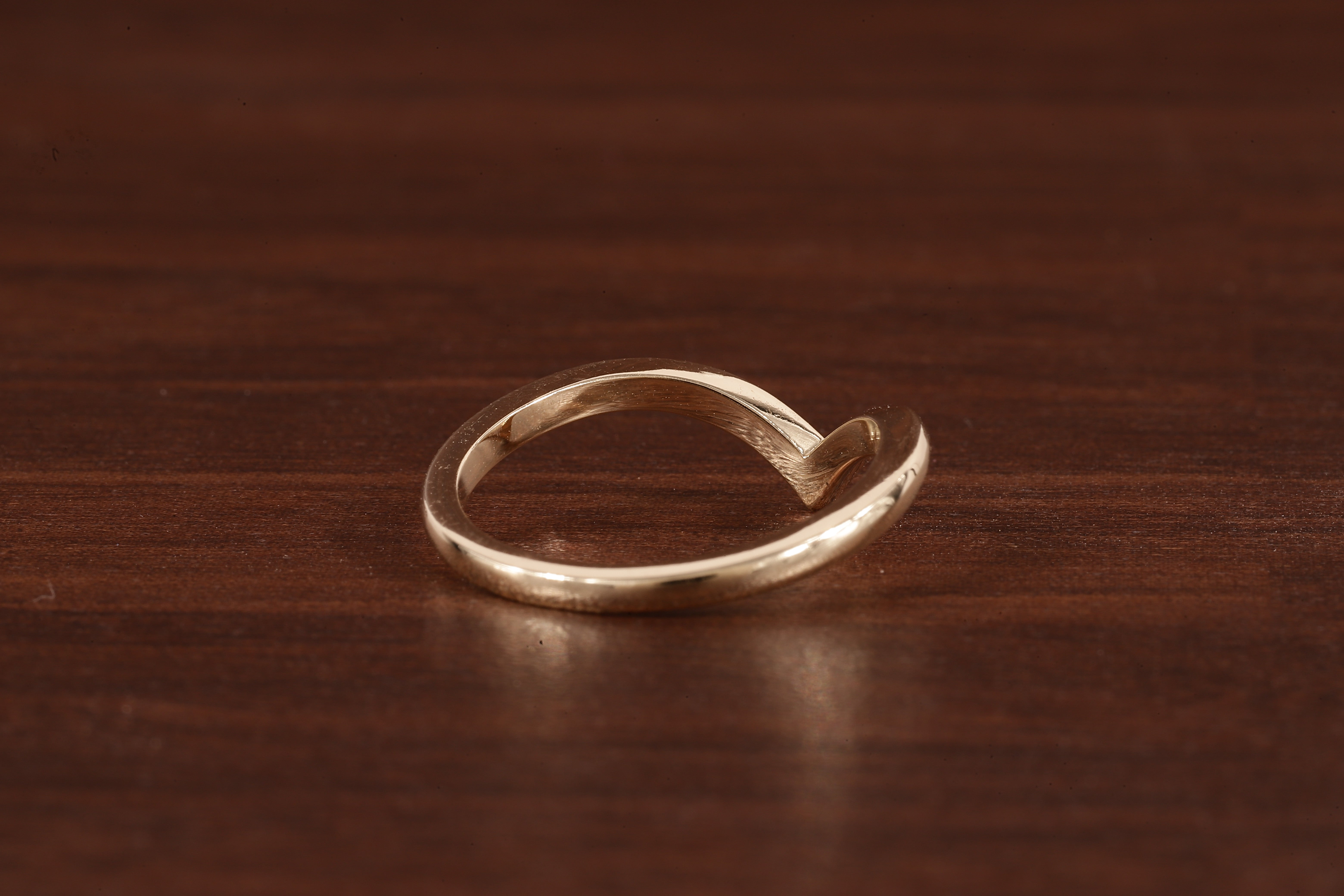 Wedding band women Minimalist 18k gold ring Unique Curved Yellow gold wedding ring