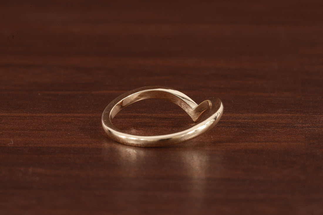 Wedding band women Minimalist 18k gold ring Unique Curved Yellow gold wedding ring