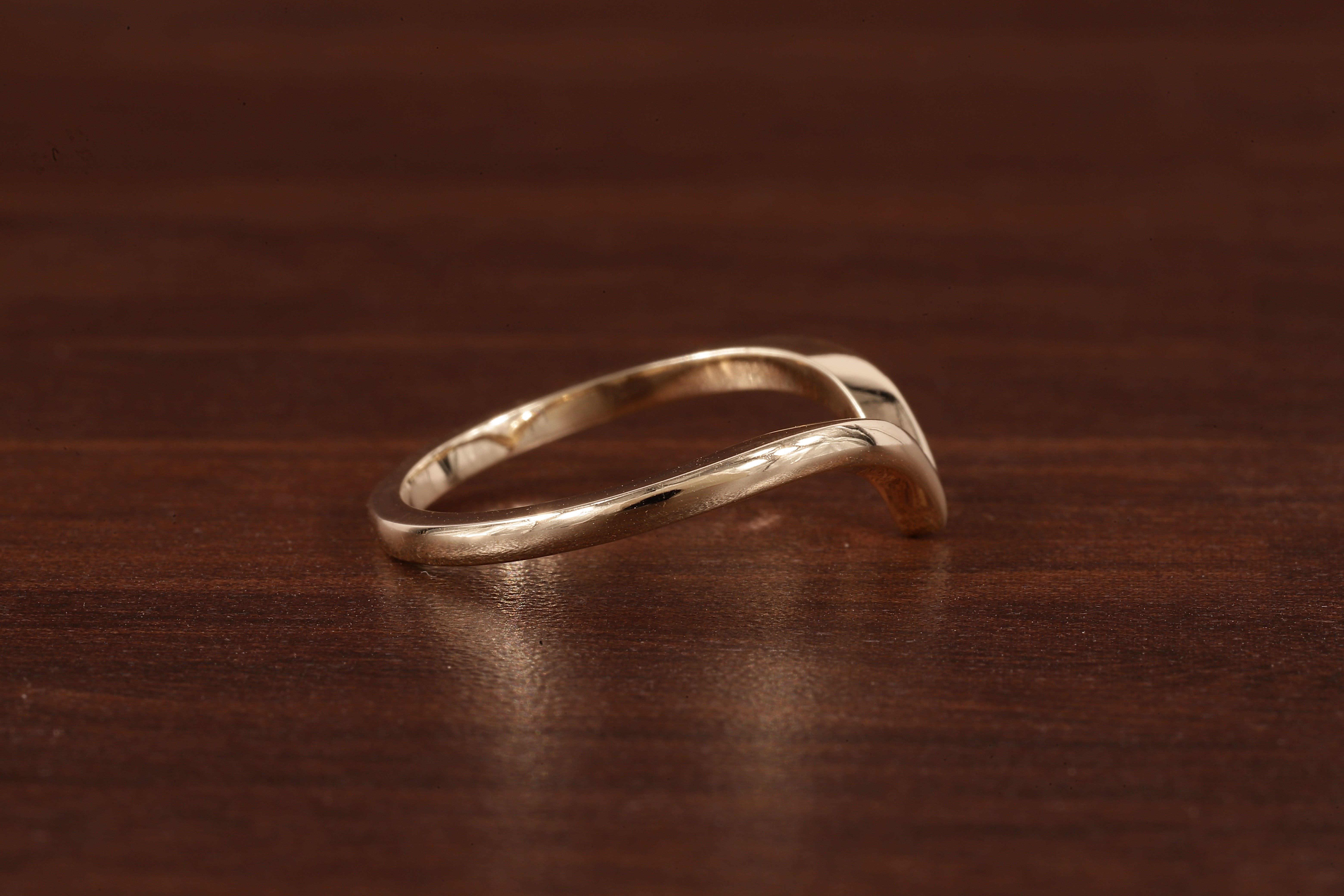 Wedding band women Minimalist 18k gold ring Unique Curved Yellow gold wedding ring