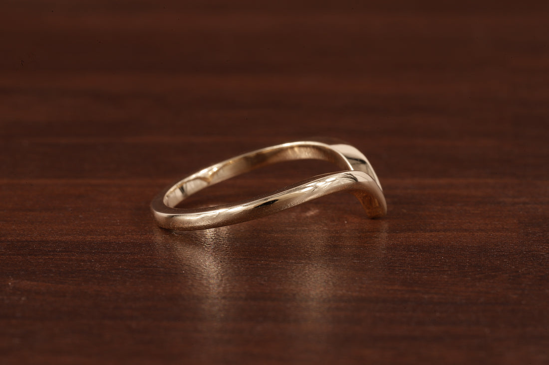 Wedding band women Minimalist 18k gold ring Unique Curved Yellow gold wedding ring