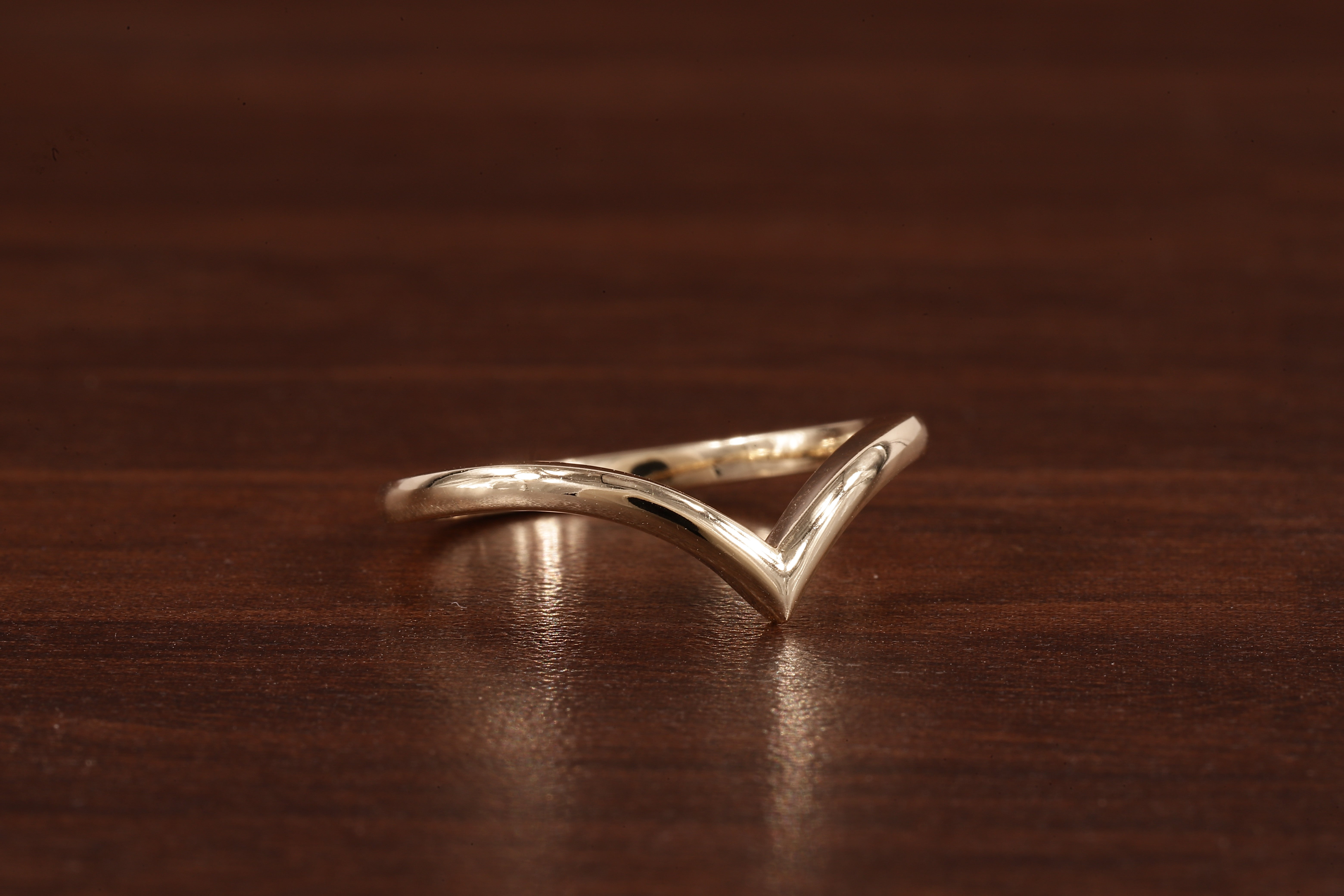 Wedding band women Minimalist 18k gold ring Unique Curved Yellow gold wedding ring