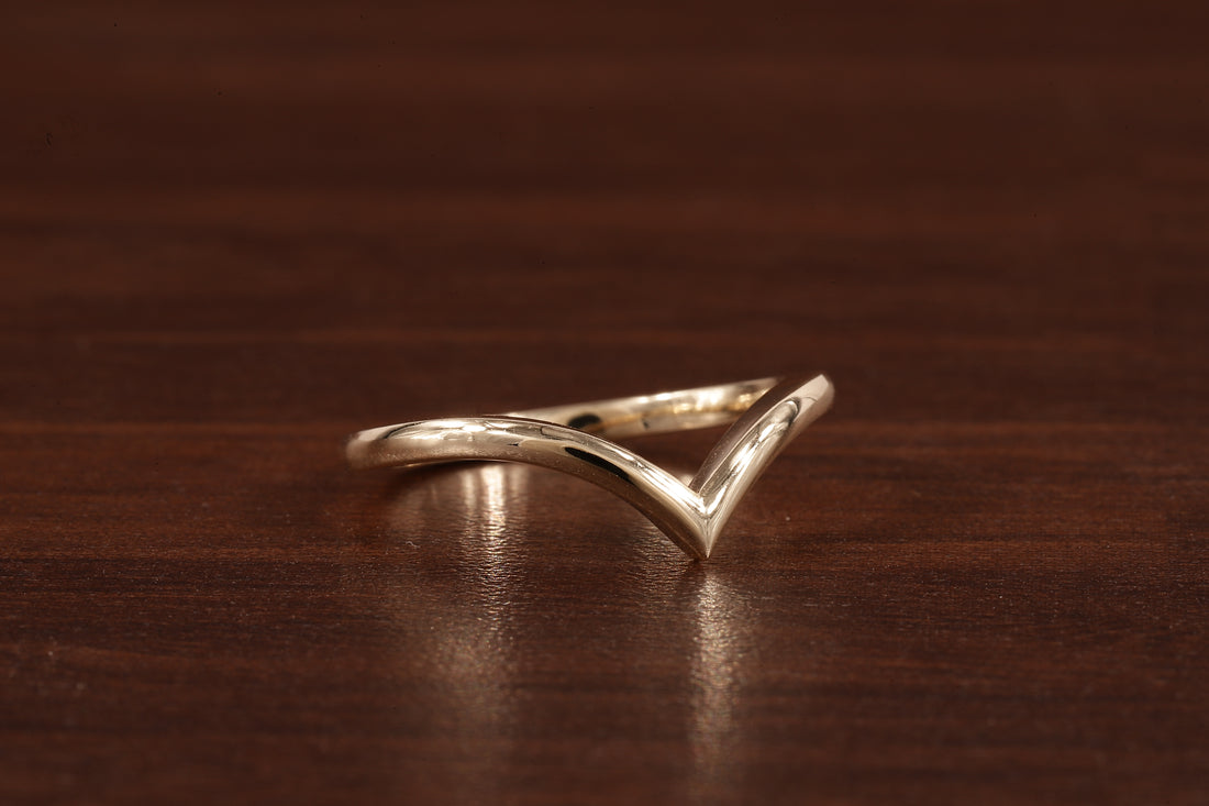 Wedding band women Minimalist 18k gold ring Unique Curved Yellow gold wedding ring