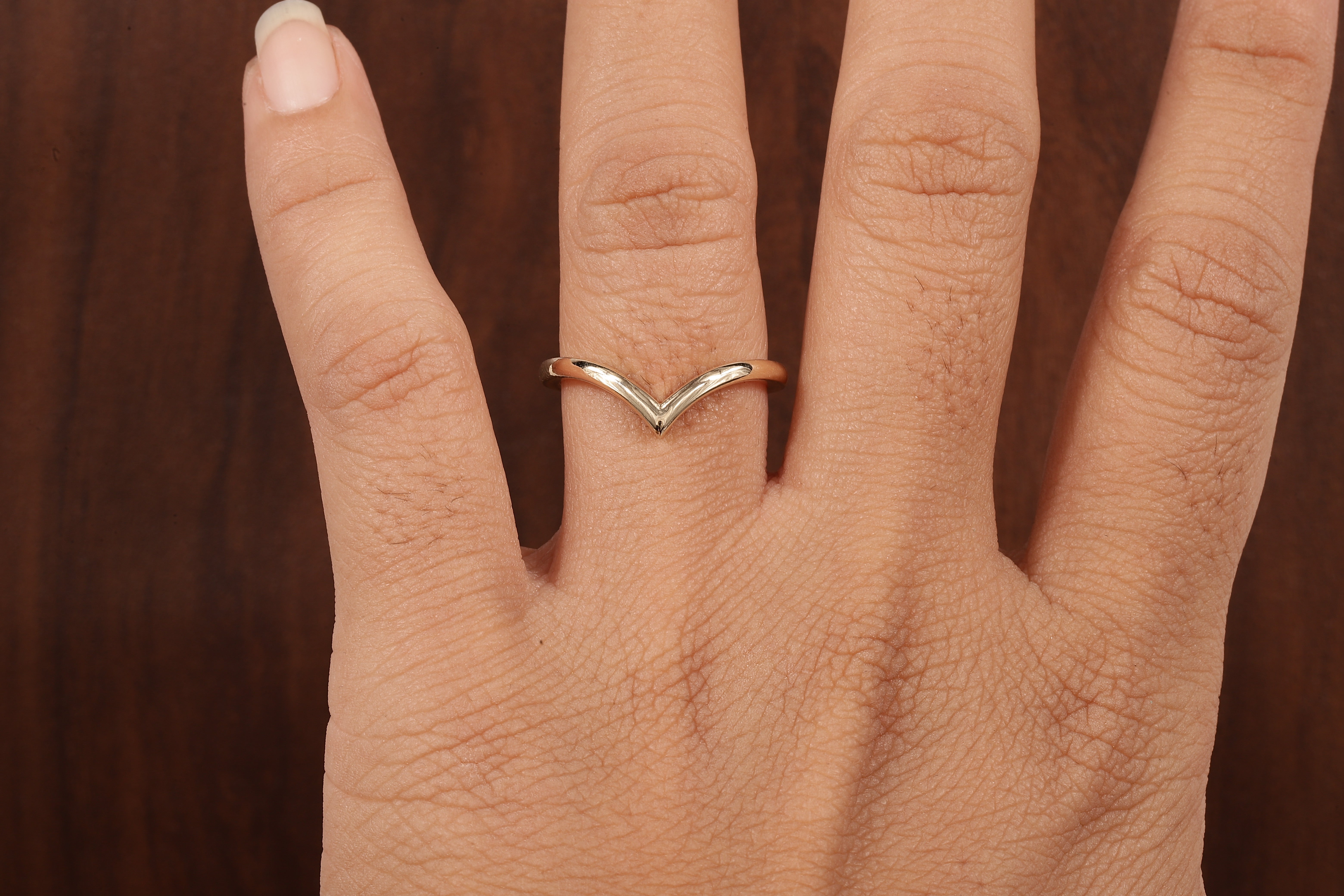 Wedding band women Minimalist 18k gold ring Unique Curved Yellow gold wedding ring