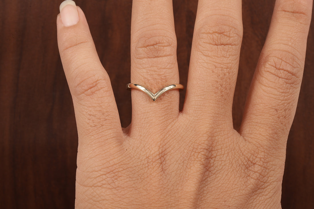 Wedding band women Minimalist 18k gold ring Unique Curved Yellow gold wedding ring