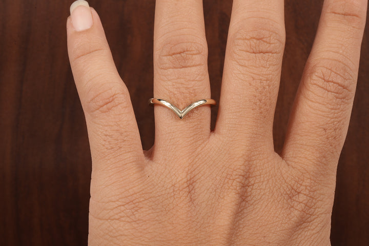 Wedding band women Minimalist 18k gold ring Unique Curved Yellow gold wedding ring