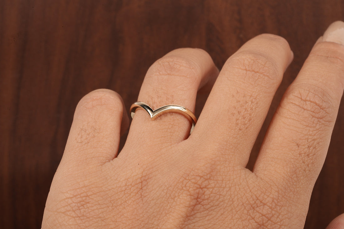 Wedding band women Minimalist 18k gold ring Unique Curved Yellow gold wedding ring