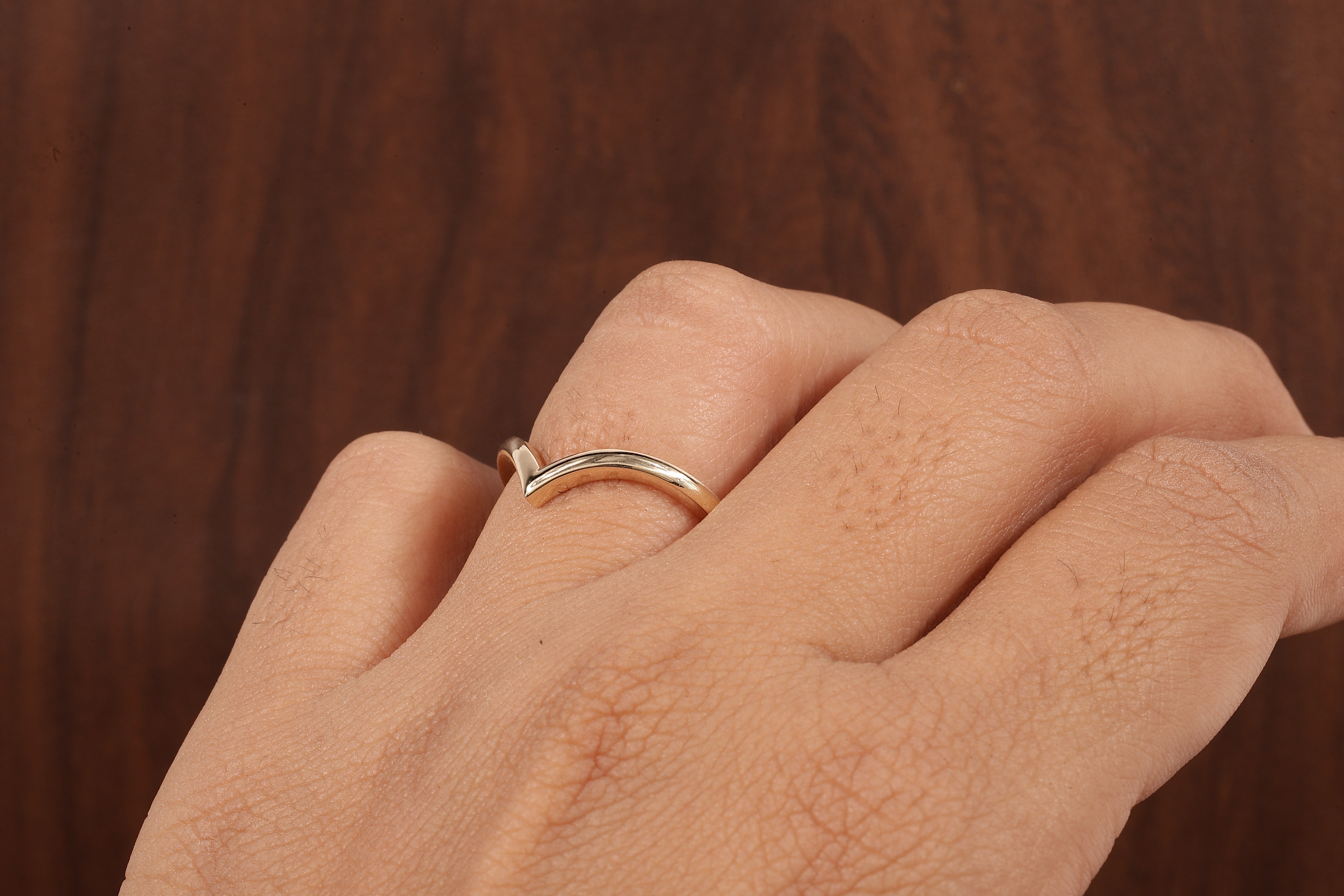 Wedding band women Minimalist 18k gold ring Unique Curved Yellow gold wedding ring