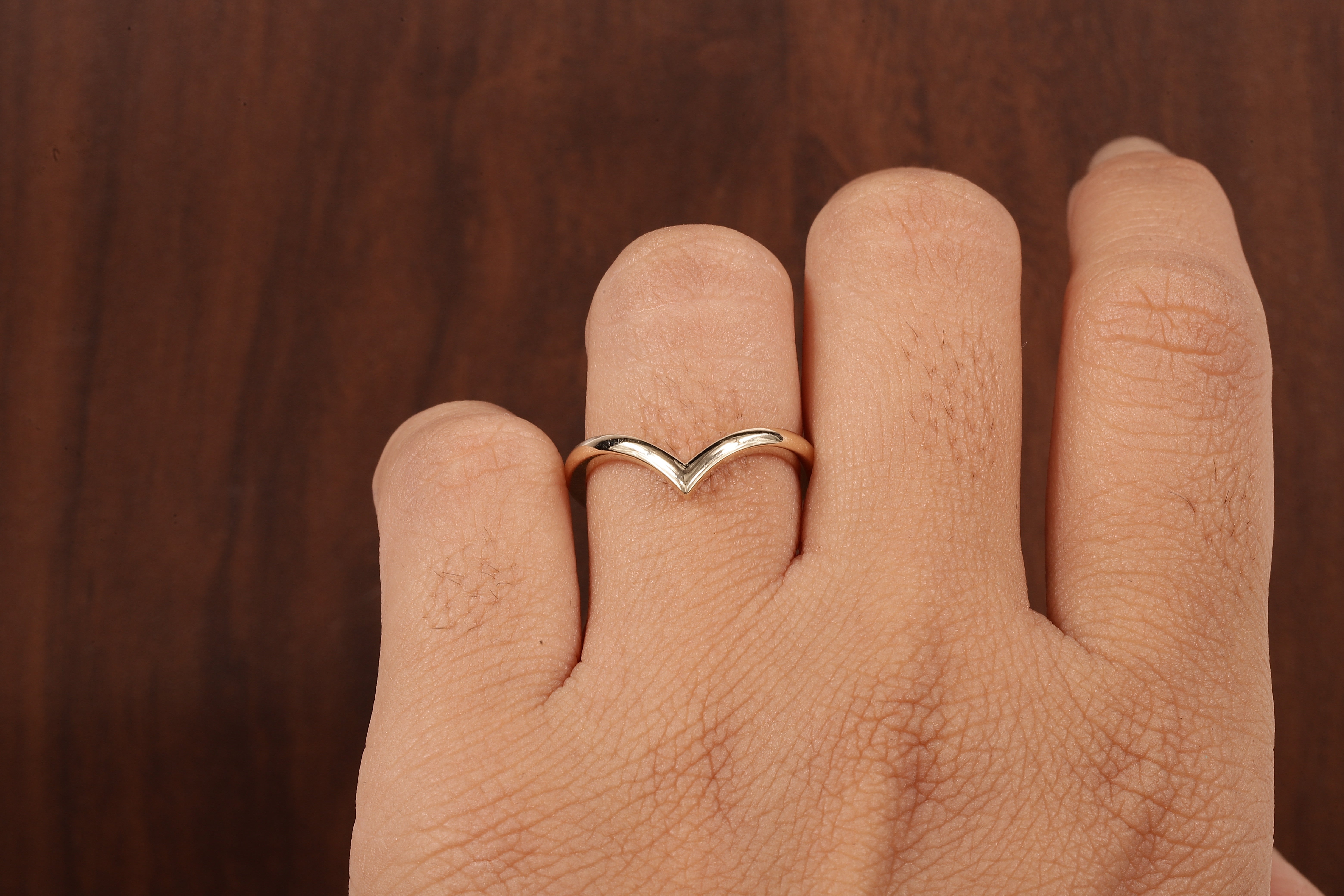 Wedding band women Minimalist 18k gold ring Unique Curved Yellow gold wedding ring