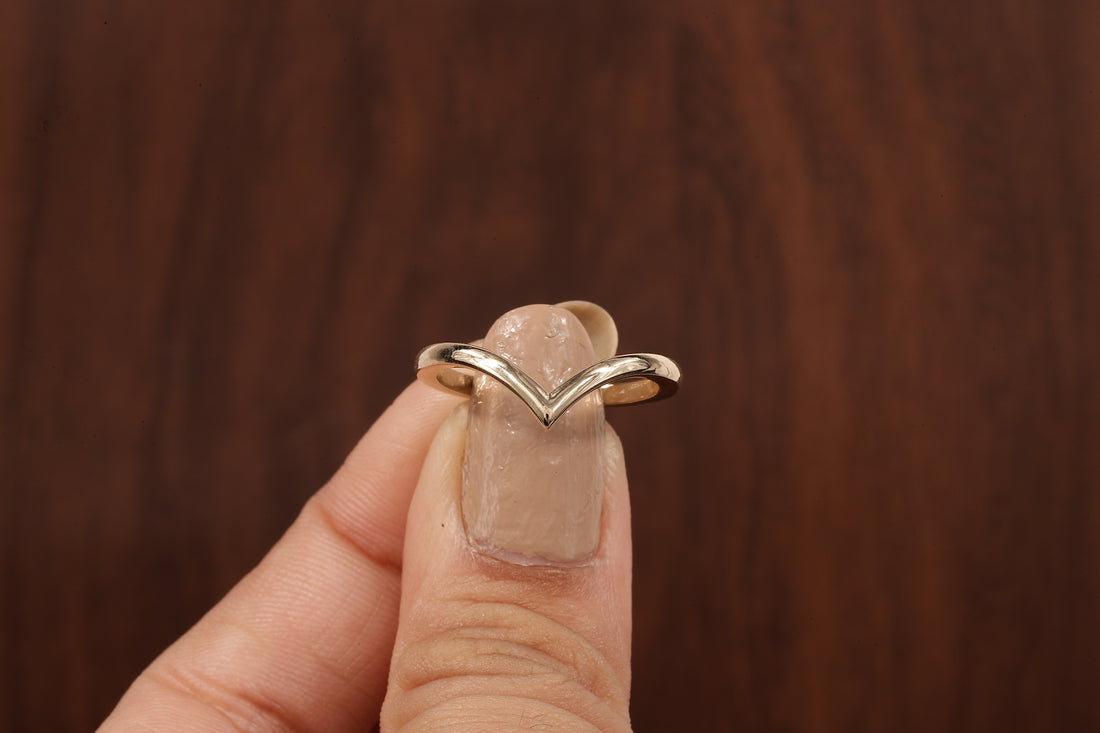 Wedding band women Minimalist 18k gold ring Unique Curved Yellow gold wedding ring