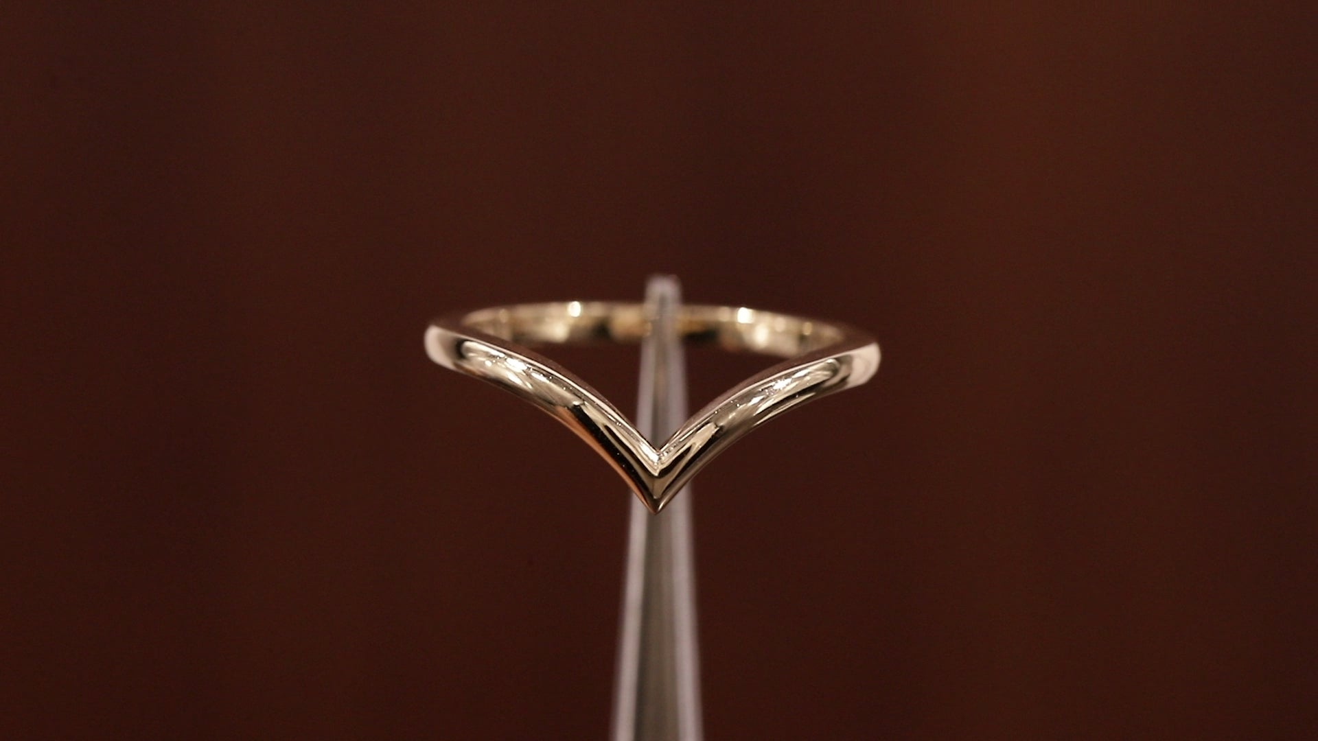 Wedding band women Minimalist 18k gold ring Unique Curved Yellow gold wedding ring